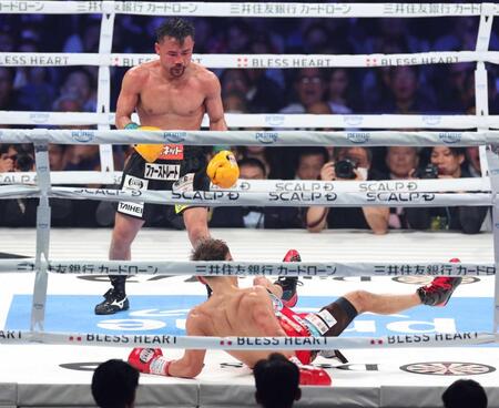 　９回、堤聖也からダウンを奪う比嘉大吾