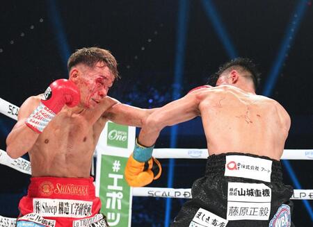 　５回、顔面流血の堤（左）が比嘉にストレートを浴びせる（撮影・佐々木彰尚）