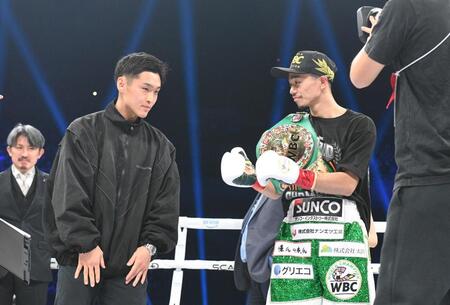 　中谷潤人（右）を祝福する西田凌佑