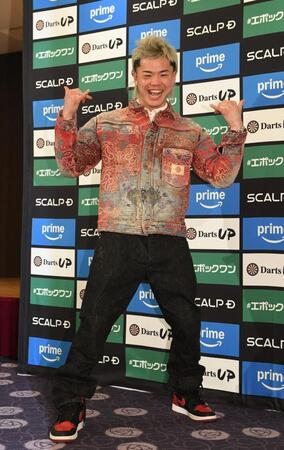 　ポーズを決める那須川天心（撮影・佐々木彰尚）