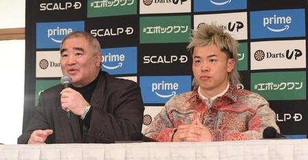 　帝拳ジム・浜田剛史代表（左）の話を聞く那須川天心（撮影・佐々木彰尚）