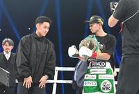 　中谷潤人（右）を祝福する西田凌佑