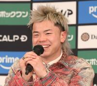 　一夜明け会見をする那須川天心（撮影・佐々木彰尚）