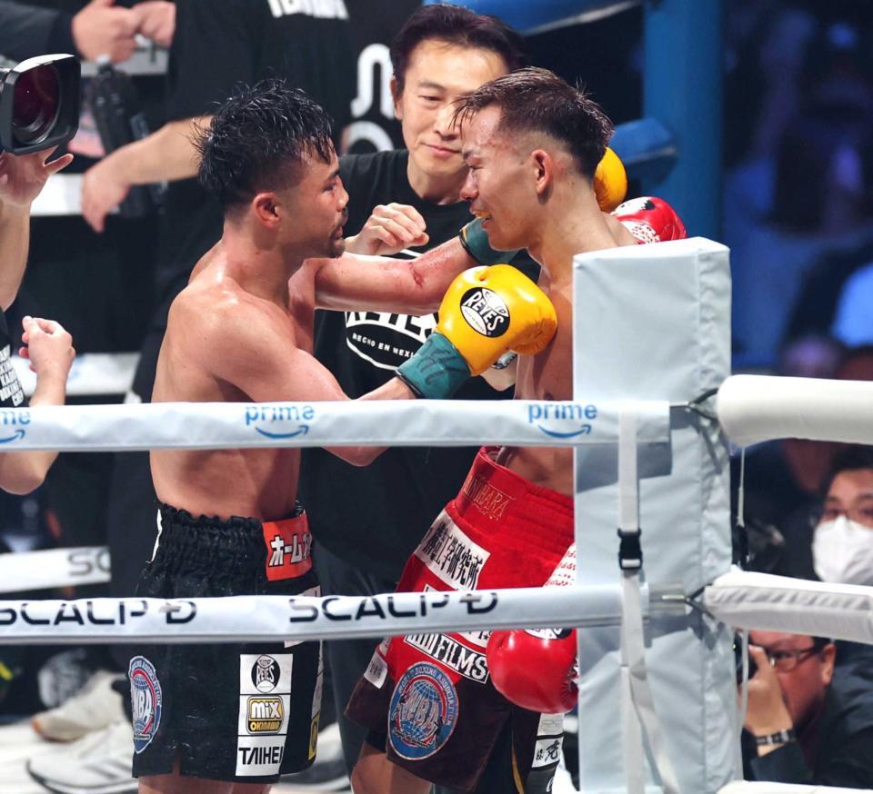 　健闘をたたえ合う堤聖也（右）と比嘉大吾（撮影・金田祐二）