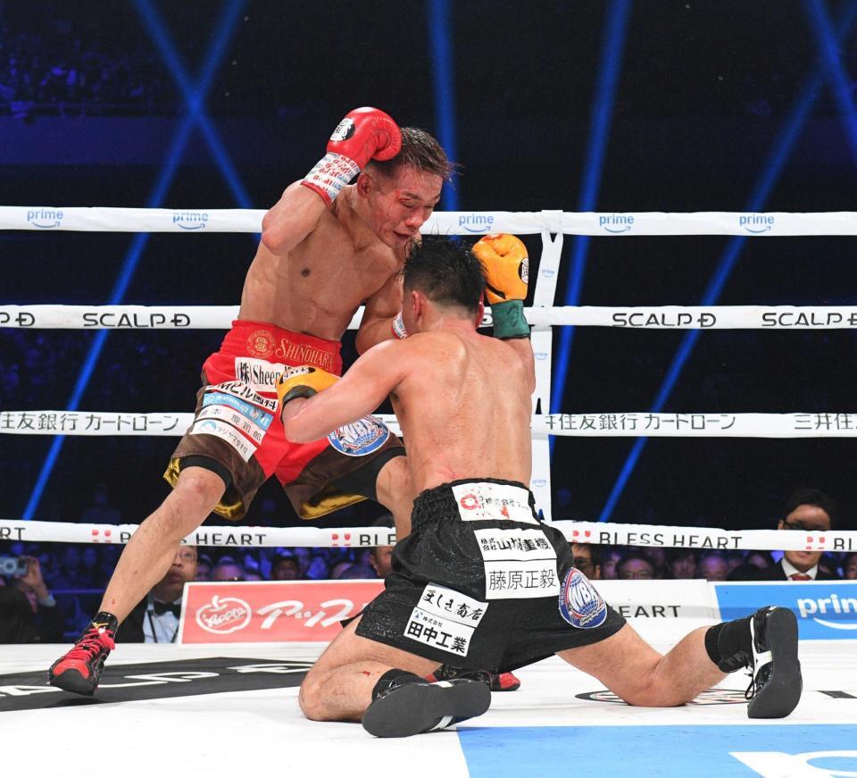 　９回、比嘉（右）からダウンを奪った堤