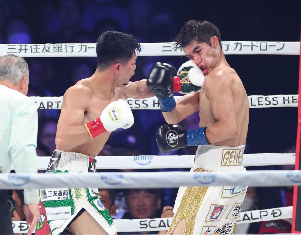 　３回、クエジャル（右）をＫＯする中谷潤人（撮影・金田祐二）