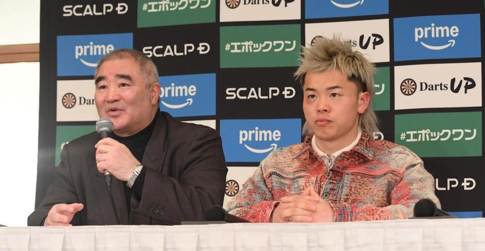 　帝拳ジム・浜田剛史代表（左）の話を聞く那須川天心（撮影・佐々木彰尚）