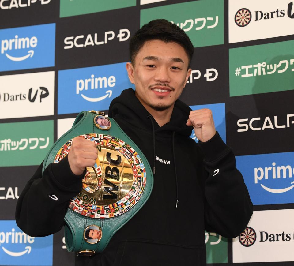 　一夜明け会見でポーズを決めるＷＢＣ世界バンタム級王者の中谷潤人（撮影・佐々木彰尚）
