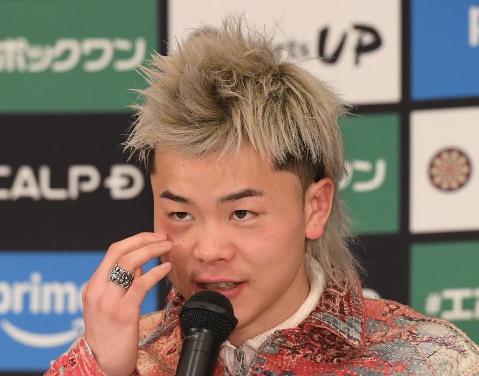 　一夜明け会見で試合を振り返る那須川天心（撮影・佐々木彰尚）