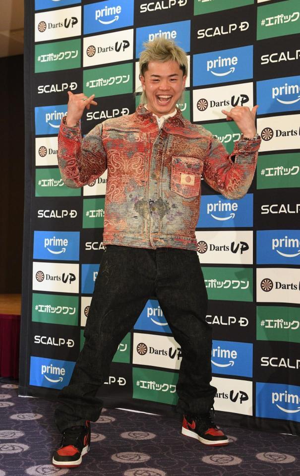 　ポーズを決める那須川天心（撮影・佐々木彰尚）