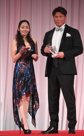 ＫＯ賞のＫーＪｅｅ（右）とプレゼンターの安藤美姫さん＝２月２６日