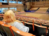 　後楽園ホールの客席で撮影に応じるメガトンになる前の轟もよ子