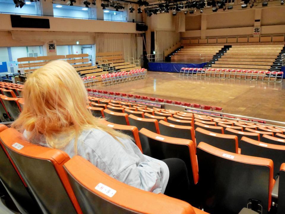 　後楽園ホールの客席で撮影に応じるメガトンになる前の轟もよ子