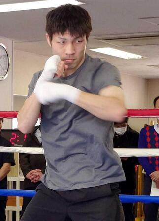 　シャドーボクシングをするユーリ阿久井政悟　