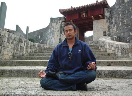 　首里城公園でめい想する西村さん＝０５年１月