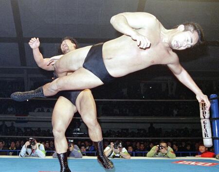 　ＩＷＧＰヘビー級王座で佐々木健介（左）を攻める西村修さん