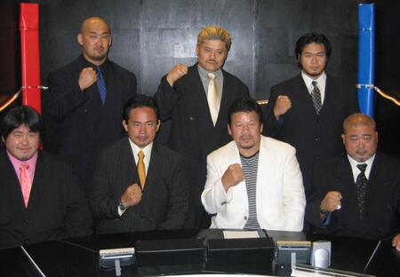 　新無我旗揚げ興行に出場する選手一同。前列右から斎藤、藤波、西村さん、吉江。後列右から竹村、後藤、長井　都内のスタジオ