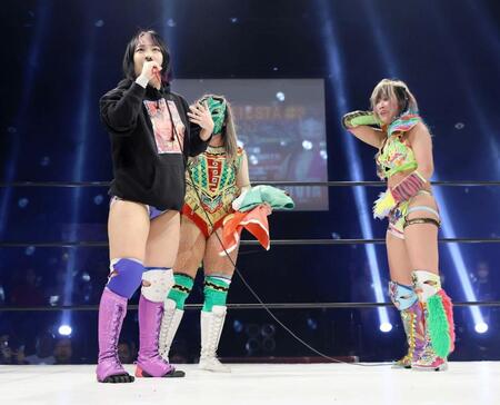 　ダーク・シエルタ（中央）とウナギ・サヤカ（右）の試合後に次期挑戦者に名乗り出たちゃんよた