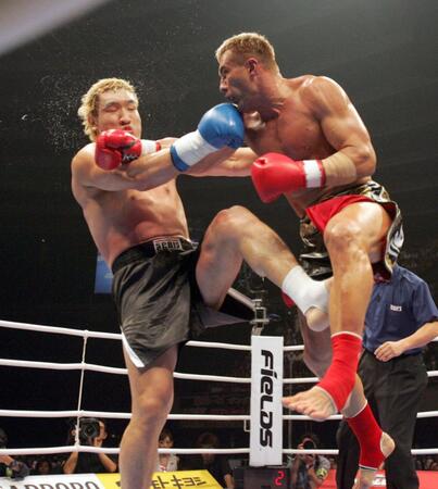 　チェ・ホンマン（左）の巨体に飛びながら右パンチを当てるジェロム・レ・バンナ＝０６年９月