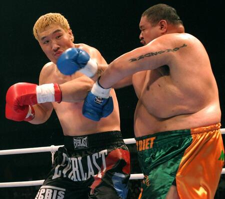 　曙に強烈な左ストレートを浴びせるチェ・ホンマン＝０６年７月