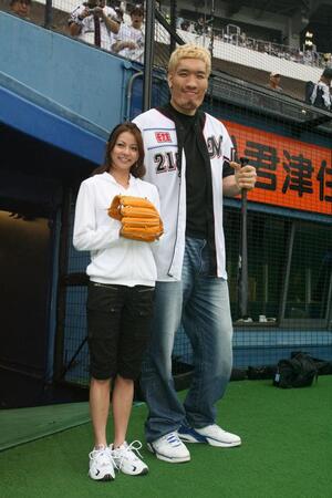 　始球式を務めたチェホンマンと香里奈＝０６年６月
