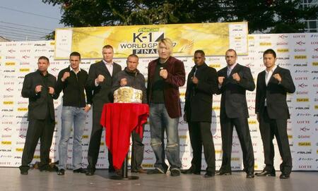 　Ｋ－１ＧＰファイナル出場選手。（左から）ピーター・アーツ、バダ・ハリ、セーム・シュルト、ジェロム・レ・バンナ、チェ・ホンマン、レミー・ボンヤスキー、フグラウベ・フェイトーザ、澤屋敷純一＝０７年１２月