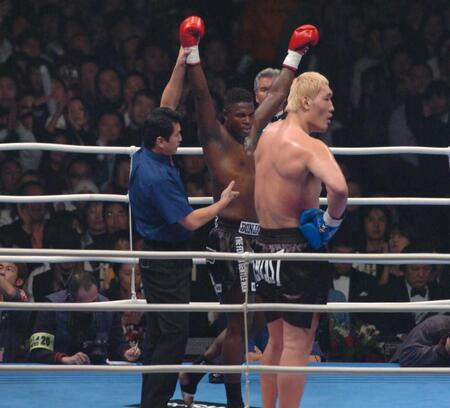 　レミー・ボンヤスキー（左）の勝利に納得いかない顔のチェ・ホンマン＝０５年１１月