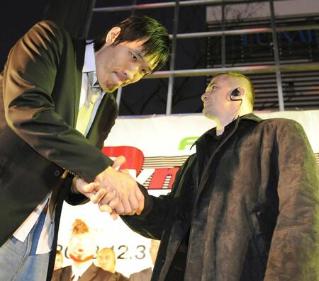 　がっちりと握手を交わすチェ・ホンマン（左）とミルコ・クロコップ＝０８年１２月