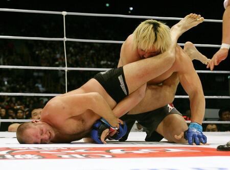 　チェ・ホンマンの腕を締め上げるエメリヤーエンコ・ヒョードル＝０７年１２月