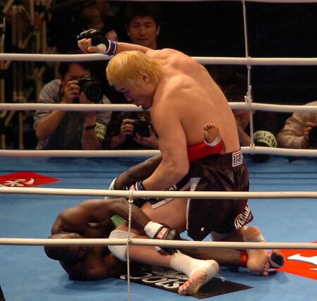 　ボビー・オロゴン（左）を徹底的に打ちのめすチェ・ホンマン＝０６年１２月