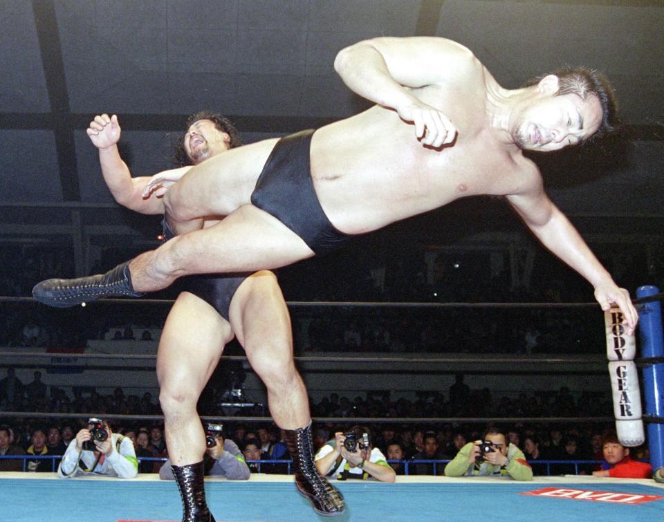 　ＩＷＧＰヘビー級王座で佐々木健介（左）を攻める西村修さん