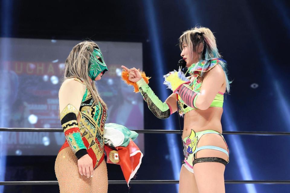 　王座を失うもダーク・シエルタ（左）にリベンジを誓うウナギ・サヤカ