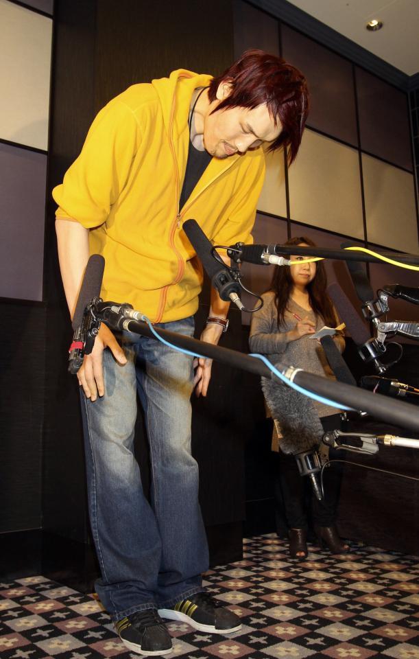 　韓国での女性暴行騒ぎについて謝罪するチェ・ホンマン＝１１年１０月