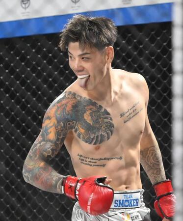 　試合中に舌を出すリキ（撮影・堀内翔）