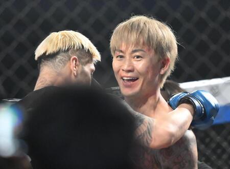 　傾奇者（左）に勝利した萩原裕介（撮影・堀内翔）