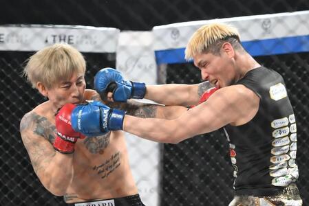 　傾奇者（左）にパンチを出す萩原裕介（撮影・堀内翔）