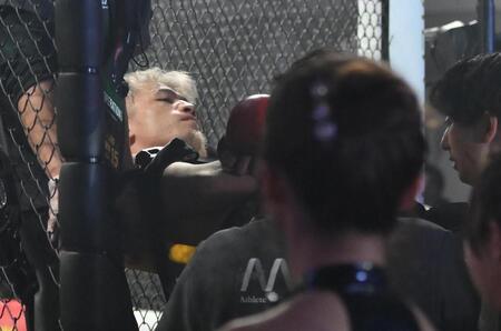 　担架で運ばれるジョリー（撮影・堀内翔）