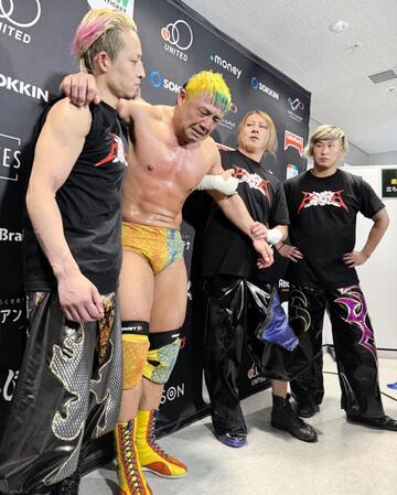 　ダブル選手権で敗れ、ナショナル王座陥落と仲間の造反に涙する征矢学（左から２人目）