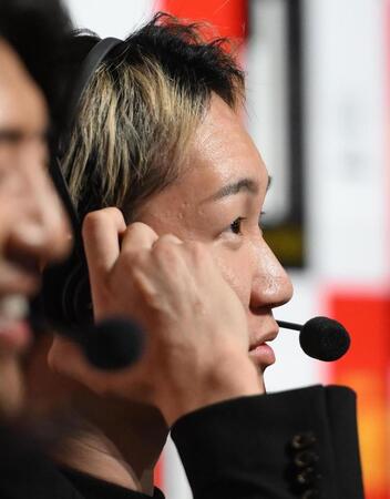 　瓜田純士のマイクパフォーマンスを見つめる朝倉未来ＣＥＯ（撮影・堀内翔）