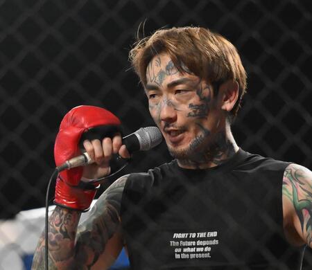 　朝倉未来ＣＥＯのブレイキングダウン参戦を呼びかける瓜田純士（撮影・堀内翔）