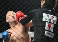 　舞杞維沙耶（左）にパンチを出すＭＡＸ吉田（撮影・堀内翔）