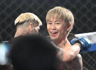 　傾奇者（左）に勝利した萩原裕介（撮影・堀内翔）