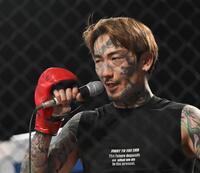 　朝倉未来ＣＥＯのブレイキングダウン参戦を呼びかける瓜田純士（撮影・堀内翔）