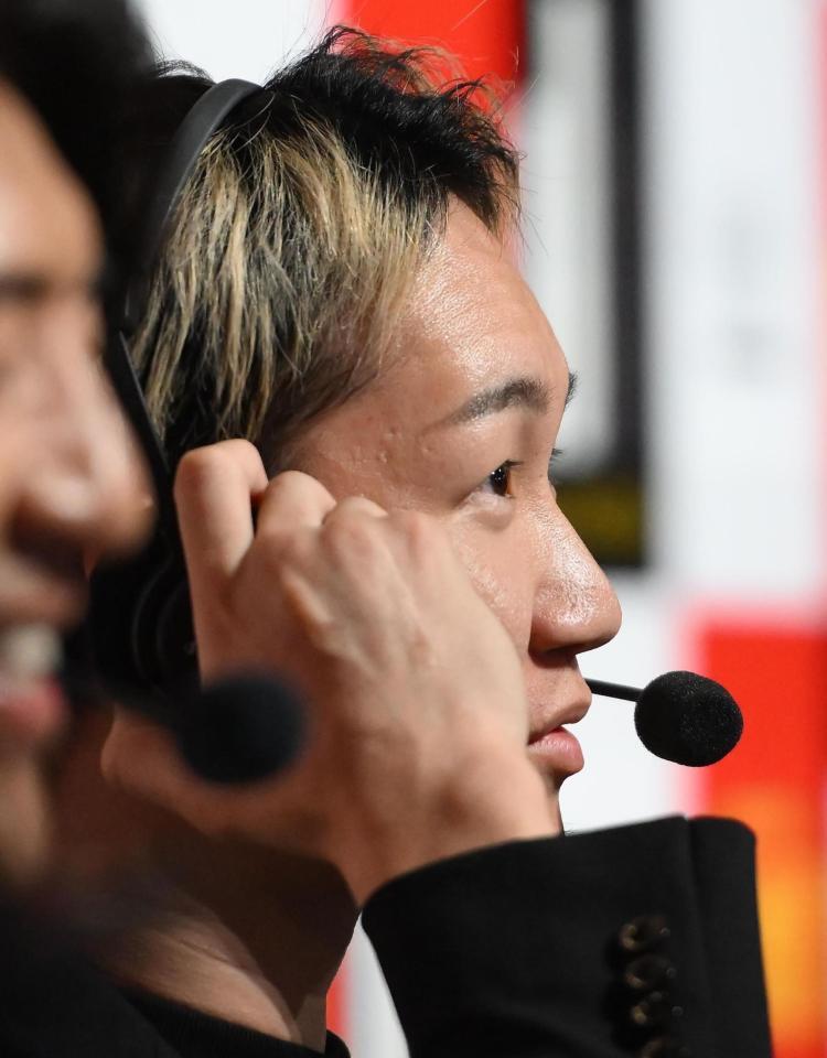 　瓜田純士のマイクパフォーマンスを見つめる朝倉未来ＣＥＯ（撮影・堀内翔）