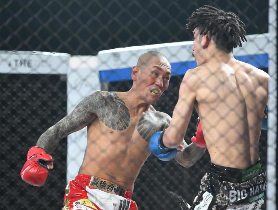 　三河拳士（右）に判定勝利した村田将一（撮影・堀内翔）