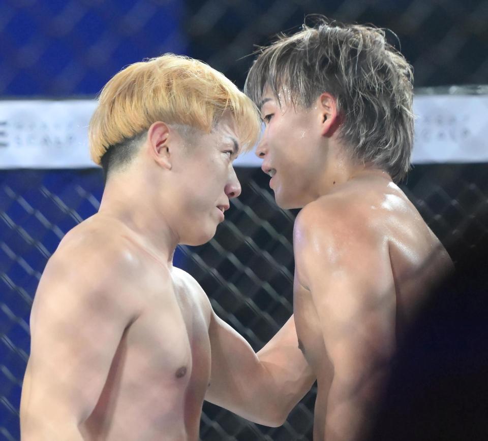 　健闘をたたえ合う井原良太郎（左）と細川一颯（撮影・堀内翔）