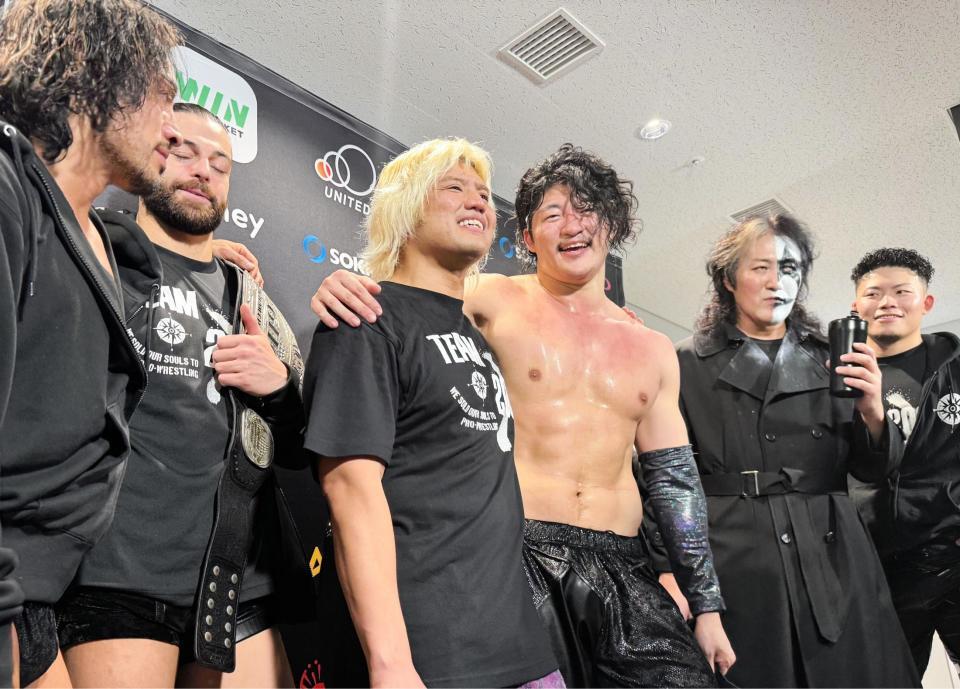 　征矢学を破り２冠王者となったＯＺＡＷＡ（中央右）と肩を組む、征矢を裏切って襲撃したタダスケ（同左）