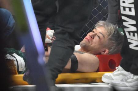 　担架に乗せられるジョリー＝２日