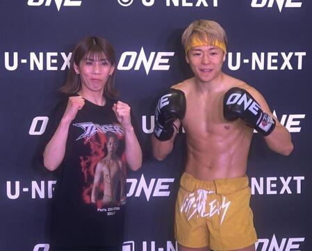 　練習を終えフォトセッションに臨む武尊（右）と吉田沙保里さん