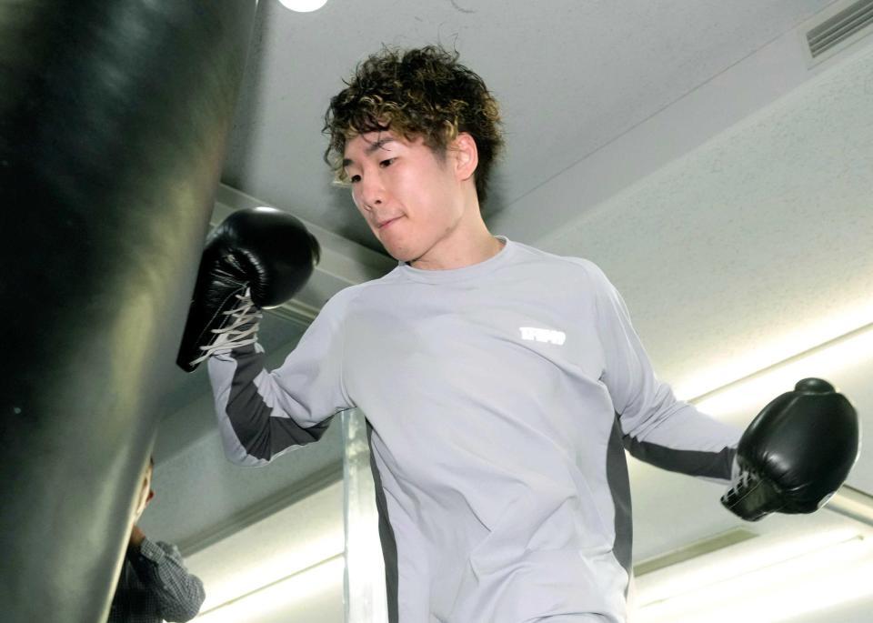 　フライ級王座統一戦に向け、練習する寺地拳四朗